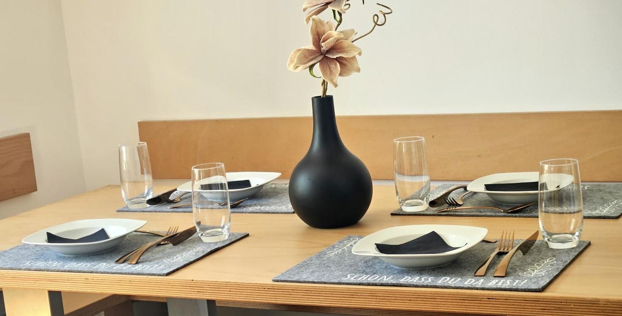 Apartment Moai - Exklusiver Rueckzugsort Fuer Geschaeftsreisen - Kostenloser Parkplatz, Wlan, Waschtrockner, Smart Tv, Qbo Essential, Ergonomischer Schreibtisch Erlangen