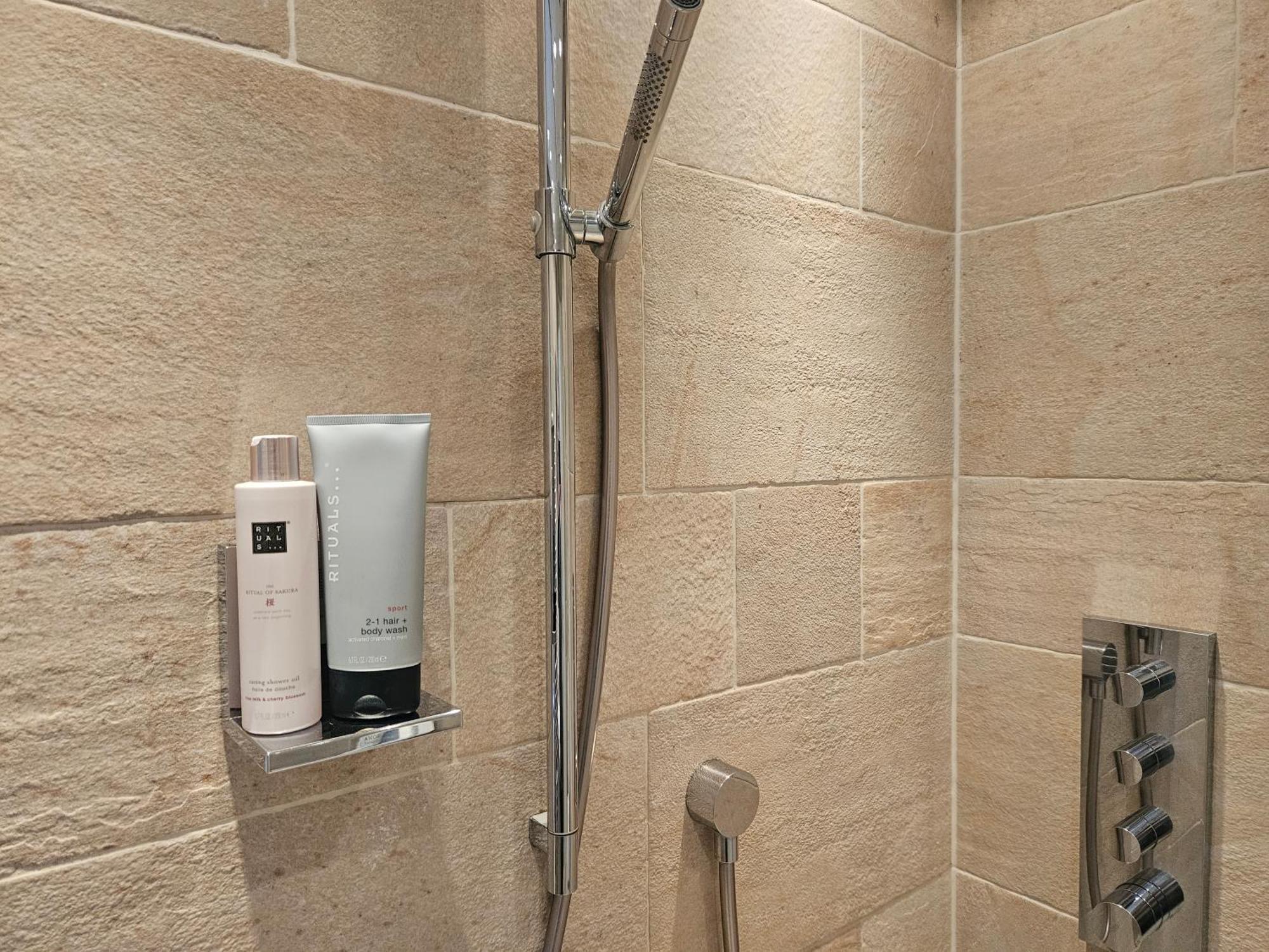 Moai - Exklusiver Rueckzugsort Fuer Geschaeftsreisen - Kostenloser Parkplatz, Wlan, Waschtrockner, Smart Tv, Qbo Essential, Ergonomischer Schreibtisch *
