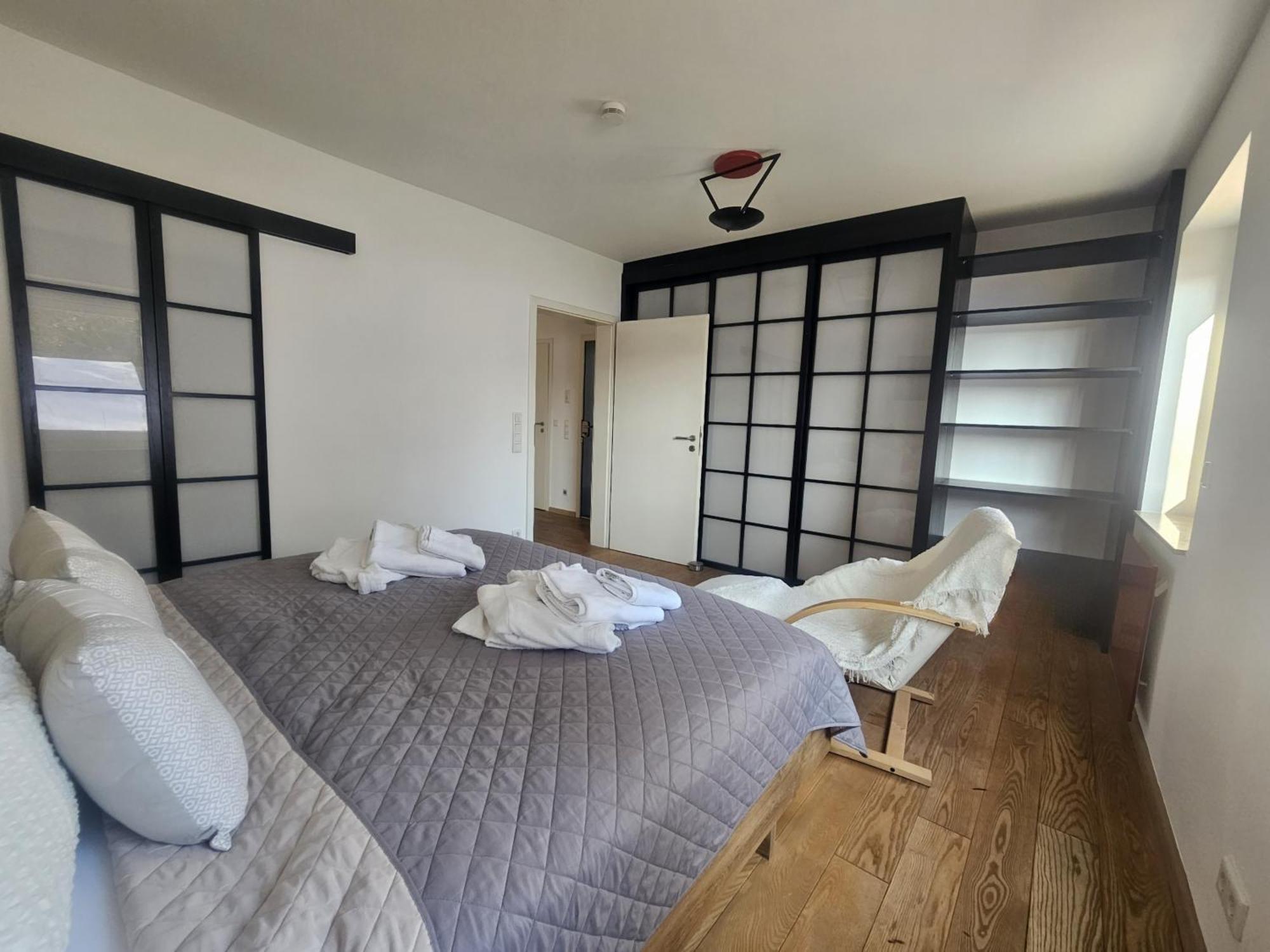 Moai - Exklusiver Rueckzugsort Fuer Geschaeftsreisen - Kostenloser Parkplatz, Wlan, Waschtrockner, Smart Tv, Qbo Essential, Ergonomischer Schreibtisch Erlangen