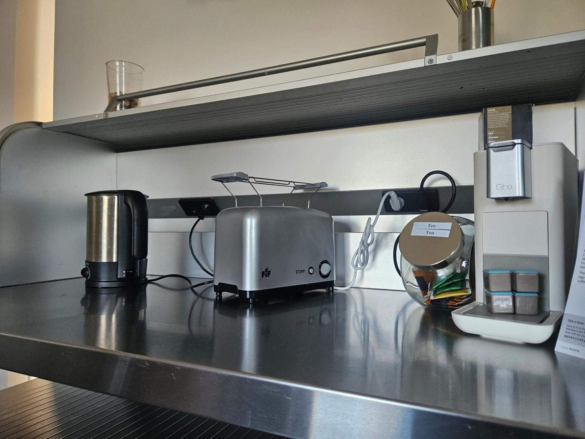 Moai - Exklusiver Rueckzugsort Fuer Geschaeftsreisen - Kostenloser Parkplatz, Wlan, Waschtrockner, Smart Tv, Qbo Essential, Ergonomischer Schreibtisch Apartment Erlangen